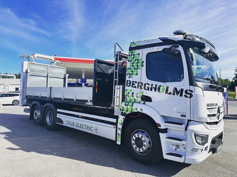 Eldriven TMA-bil från Bergholms märkt Drive Electric, modern och miljövänlig fordonsflotta
