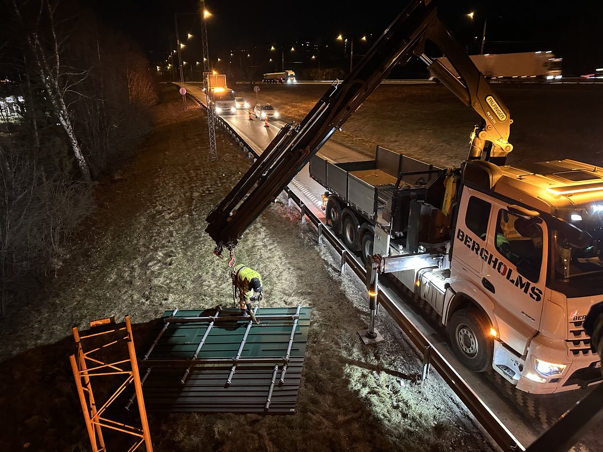 Bergholms vid ett nattligt vägarbete i Eskilstuna med TMA-bil som skydd mot passerande trafik